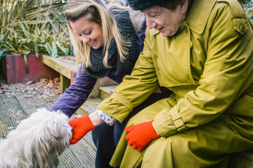 how do pets help the elderly?